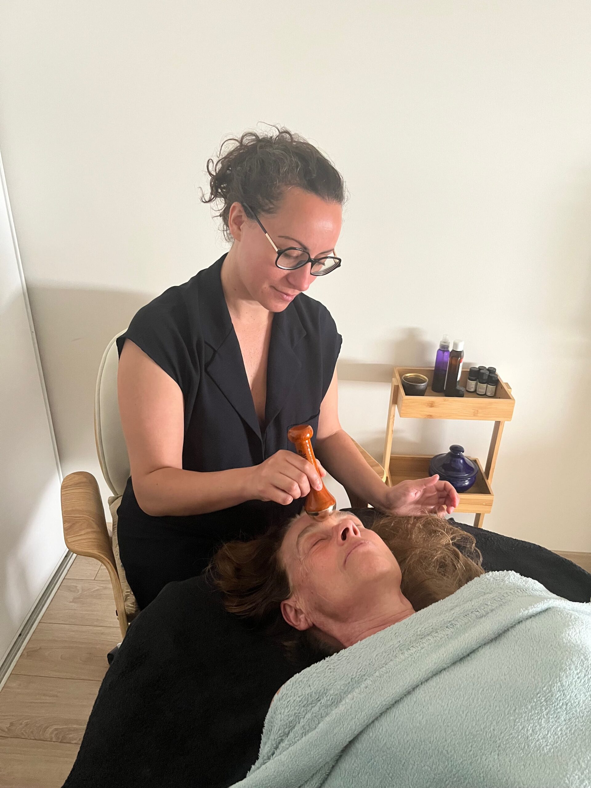 Je vous propose à Lyon un massage du visage au Kansa wand pour votre bien-être